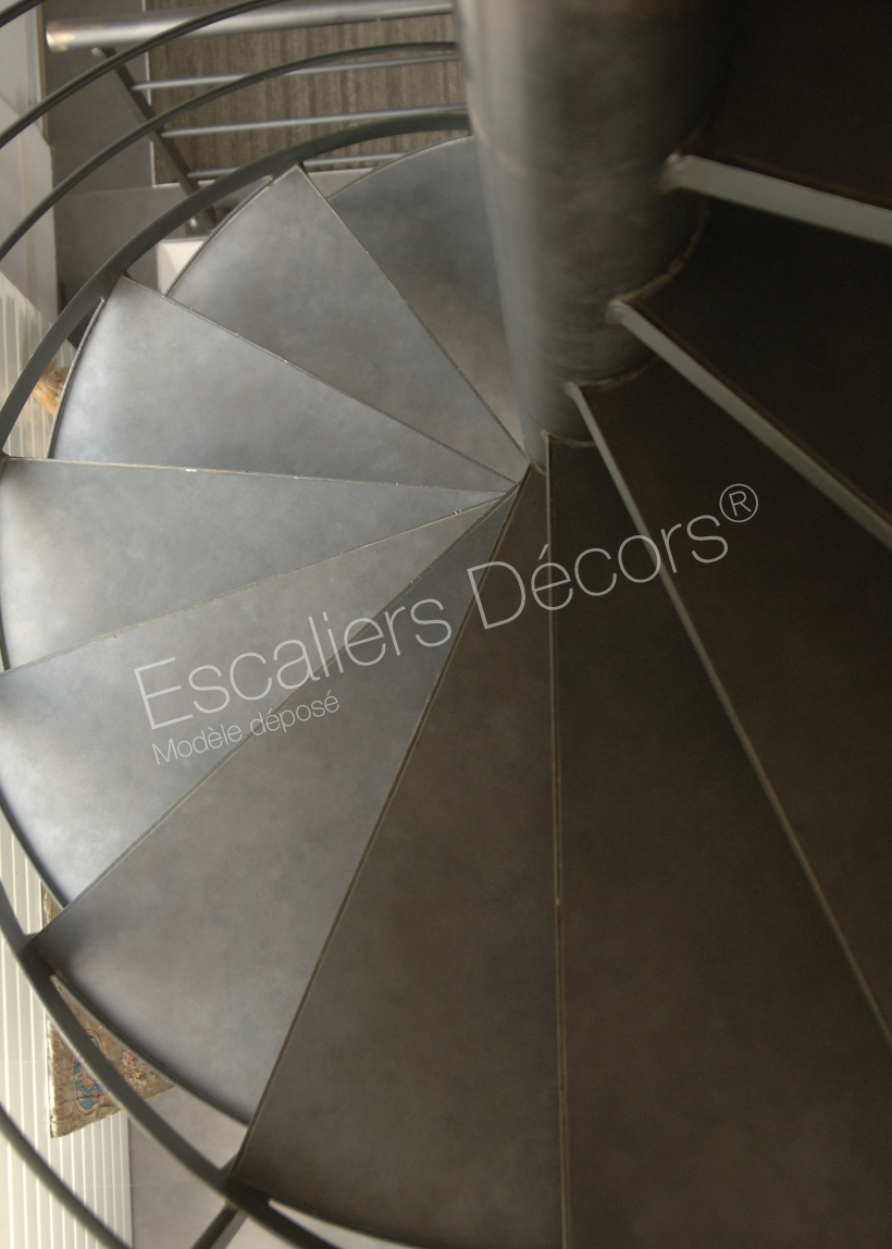 Photo DH46 - SPIR'DÉCO® Caisson. Escalier en colimaçon en acier et béton ciré installé dans un intérieur à l'esprit industriel. Vue 4